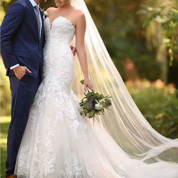 Ivory wedding gown with train - Picture 2 of 13